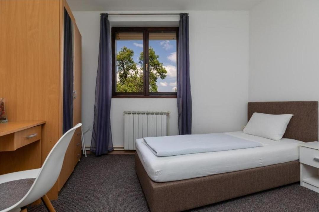 Apartment Karlovac Bagian luar foto